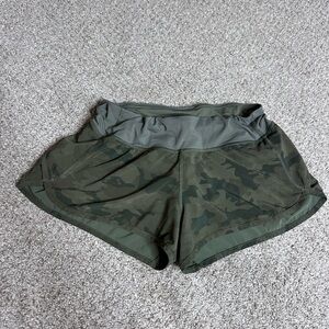 LULULEMON Womens Shorts Size 8 Black Green Camo Speed Up 2.5" Lined  Zip Pocket